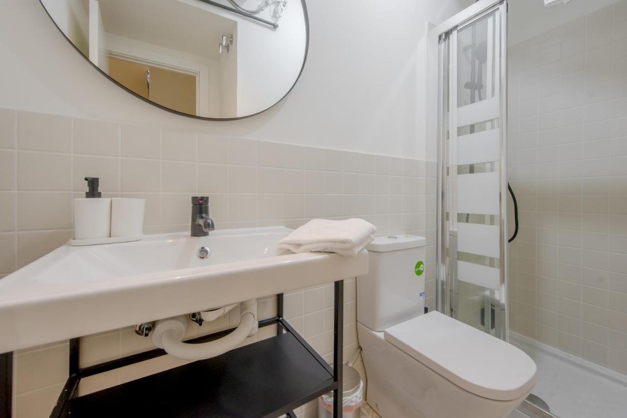 Modern Apt & Cool Interior Design En El Retiro Appartamento Madrid Esterno foto