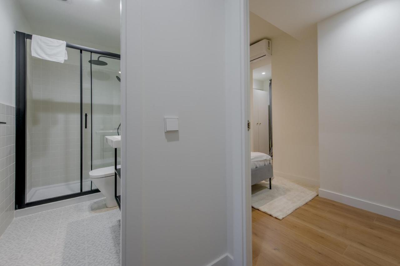 Modern Apt & Cool Interior Design En El Retiro Appartamento Madrid Esterno foto